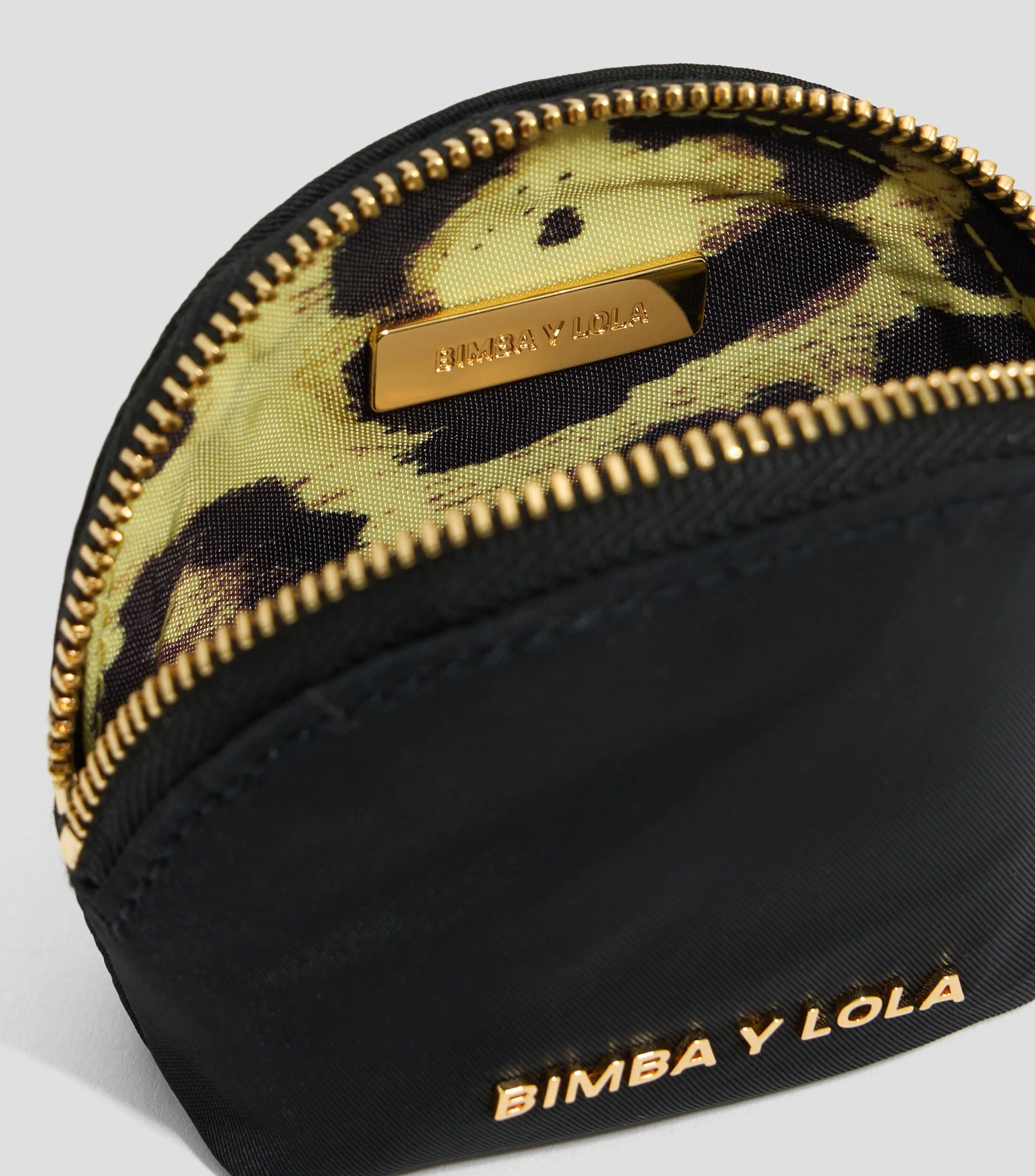 Bimba y Lola Monedero con logotipo Mujer