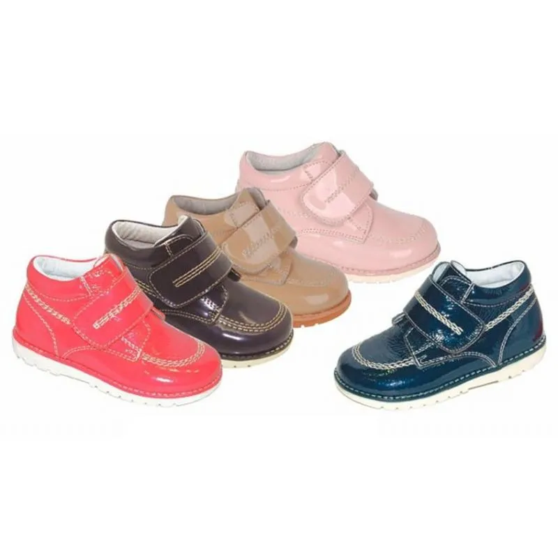 Botas tipo kikcers con charol