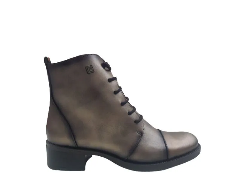 BOTIN DE PIEL CON CORDONES AMAZONA JOSÉ SAENZ EN COLOR BRONCE 2180MU