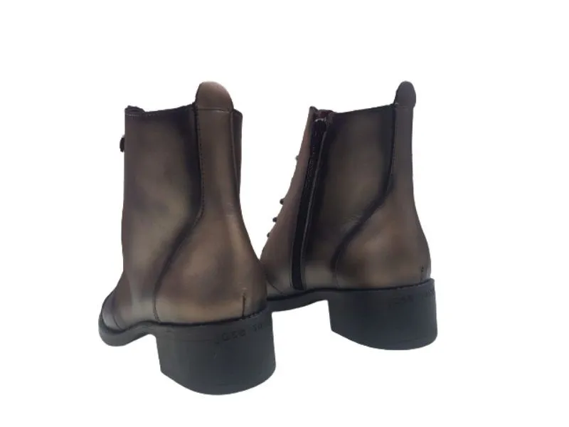 BOTIN DE PIEL CON CORDONES AMAZONA JOSÉ SAENZ EN COLOR BRONCE 2180MU