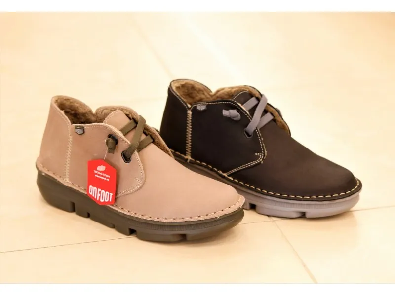 BOTÍN PLANO DE PIEL CON CORDONES ELÁSTICOS 29000 ON FOOT EN COLOR NEGRO O TAUPE