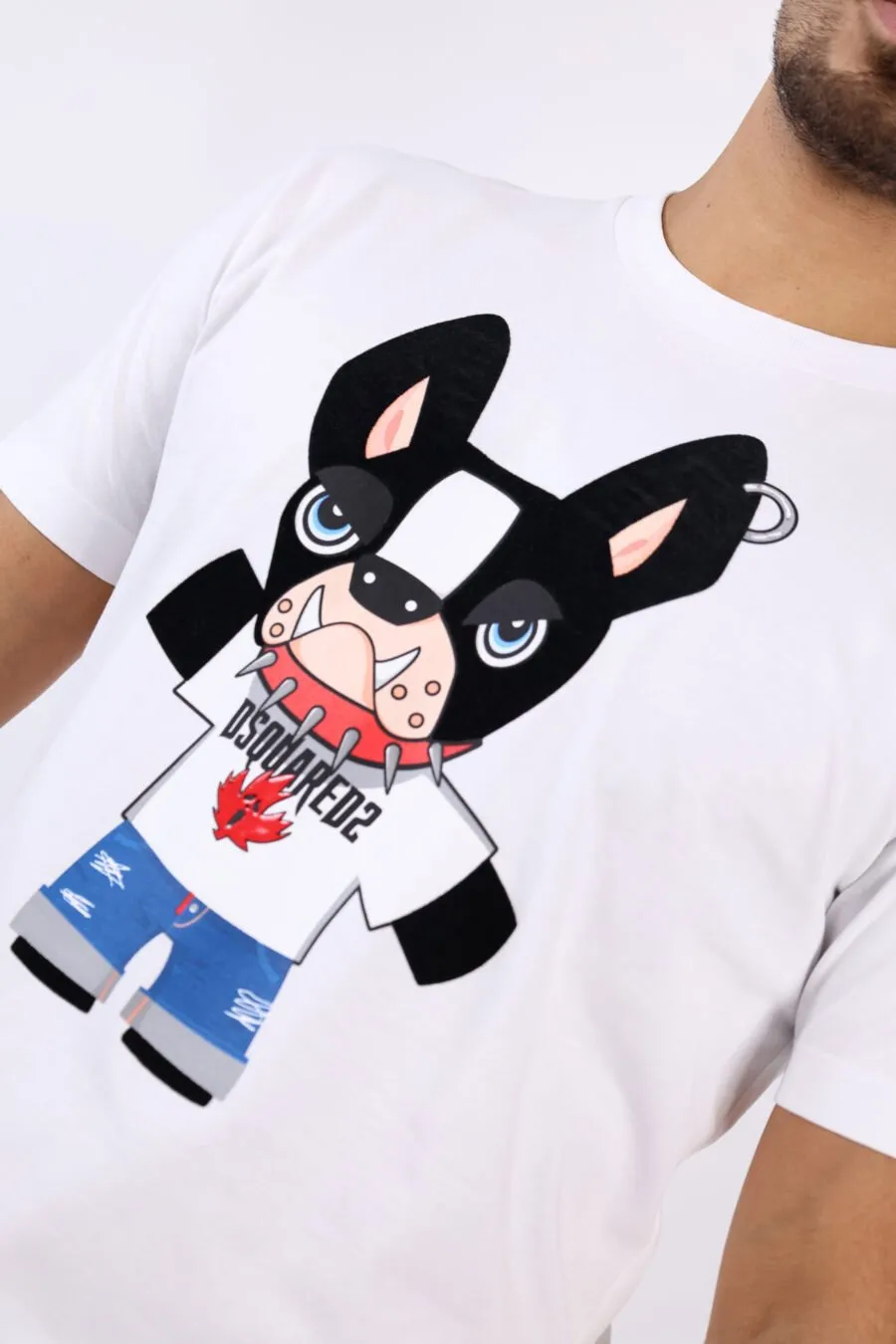 Camiseta blanca con maxilogo perro 