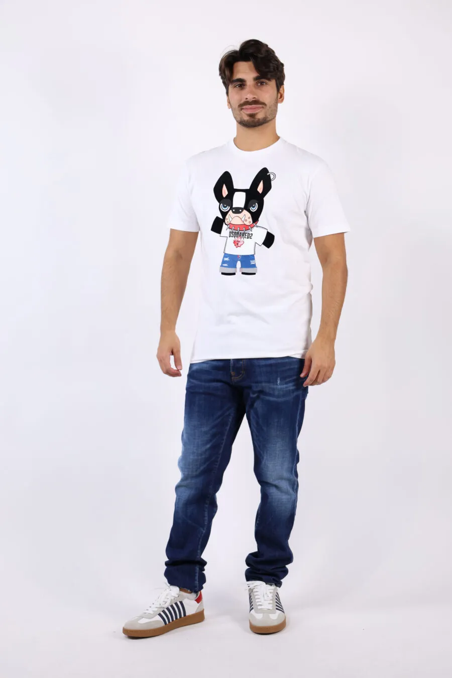 Camiseta blanca con maxilogo perro 