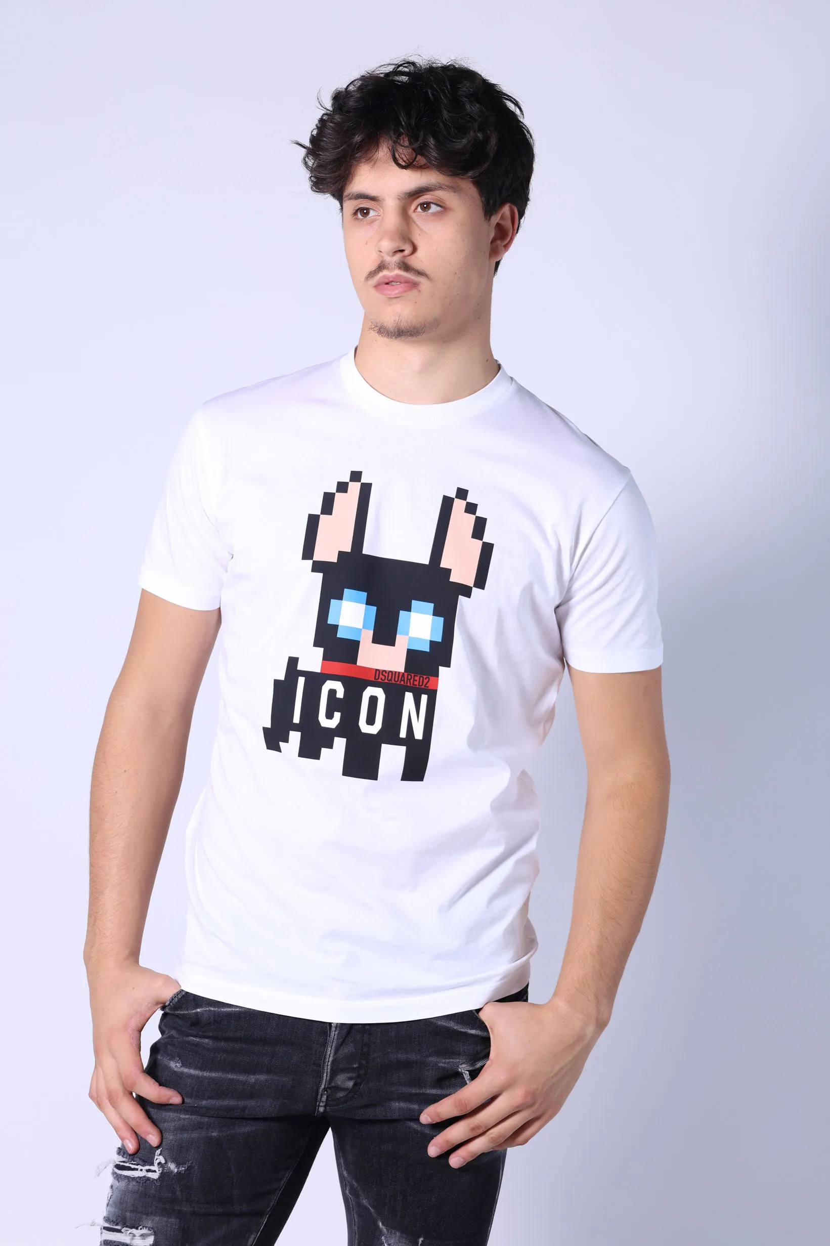 Camiseta blanca con maxilogo perro 
