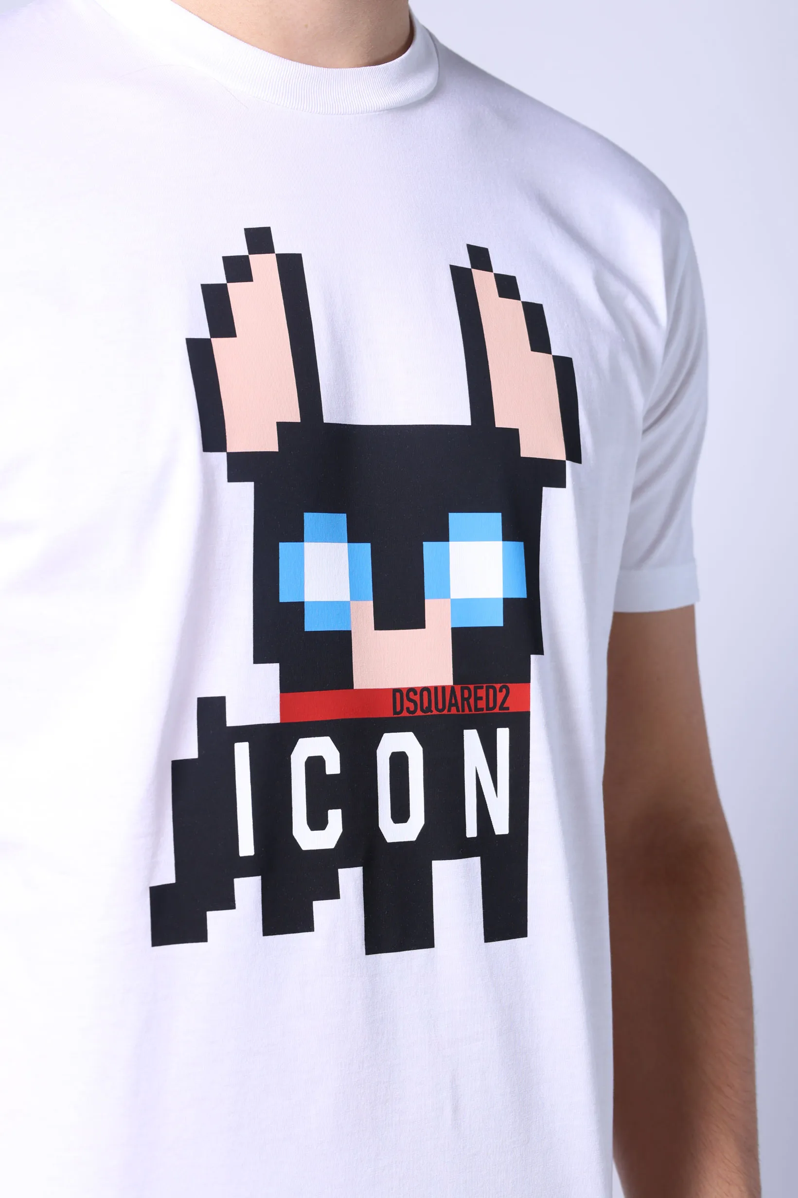Camiseta blanca con maxilogo perro 