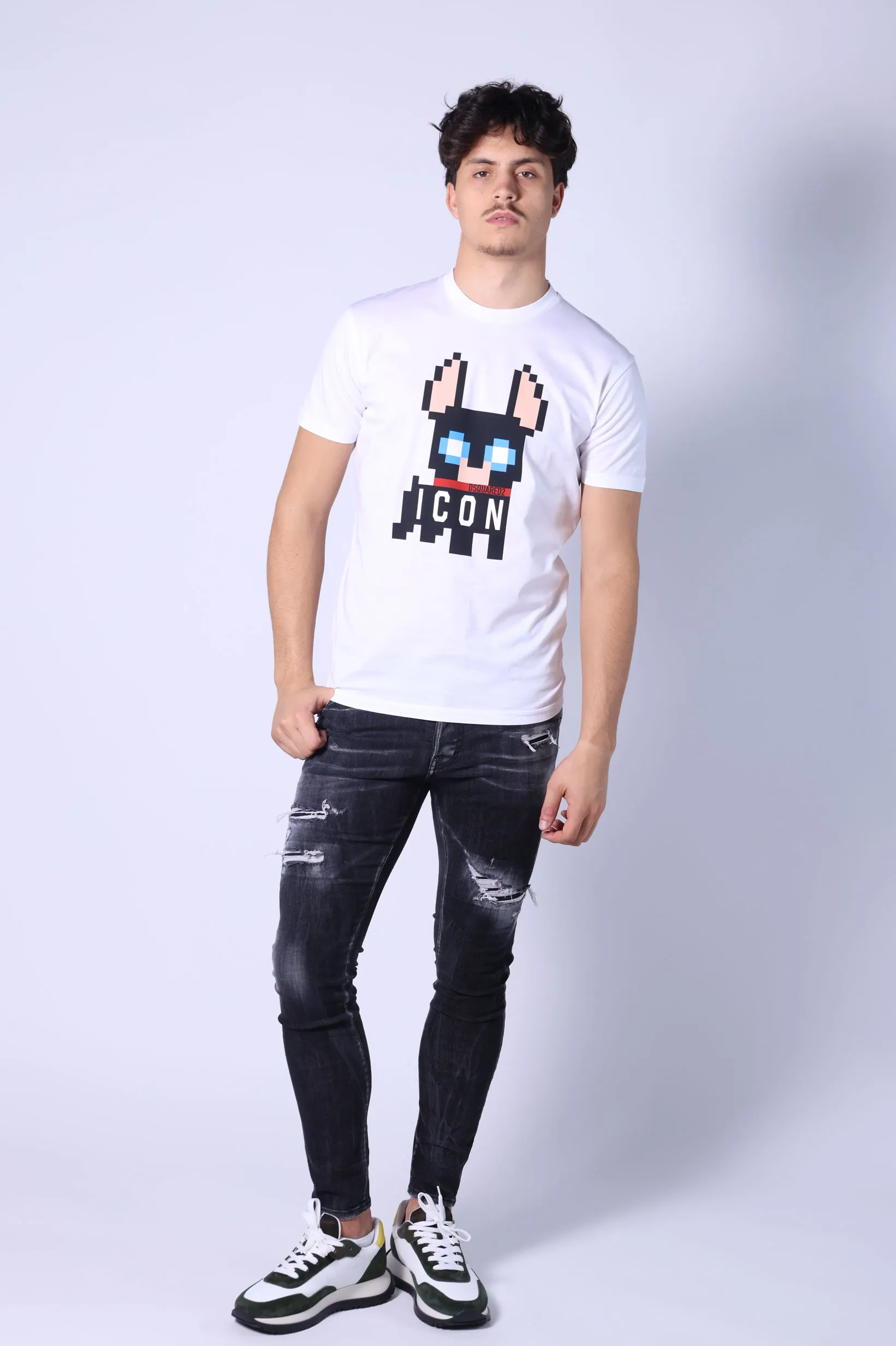 Camiseta blanca con maxilogo perro 