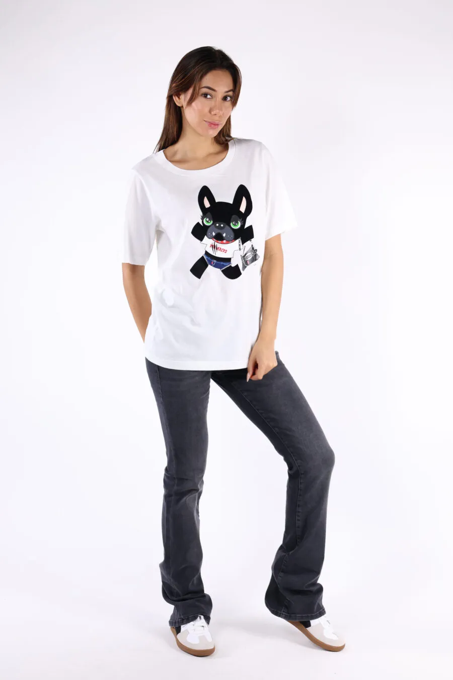 Camiseta blanca con maxilogo perro