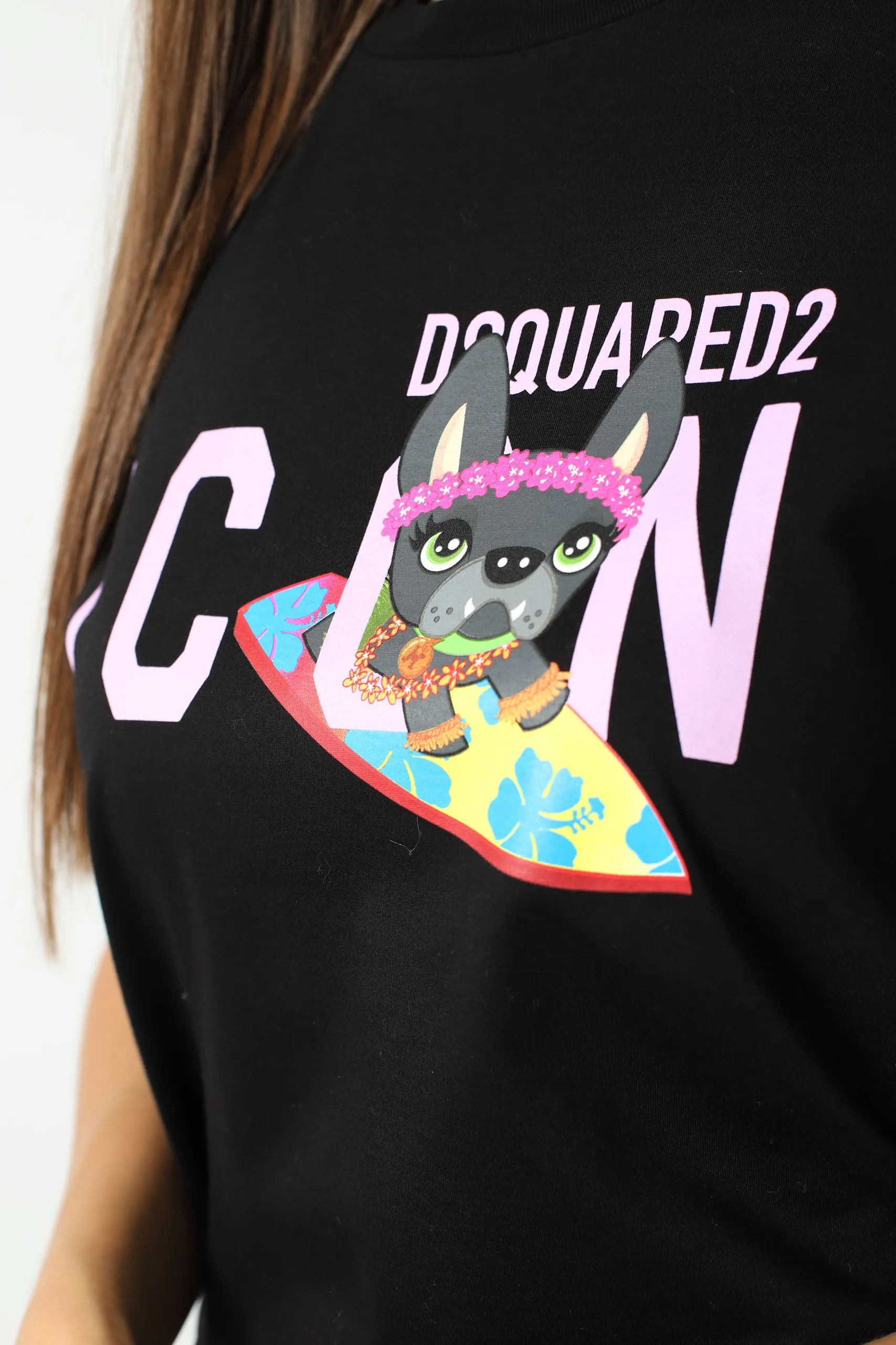 Camiseta negra con logo 