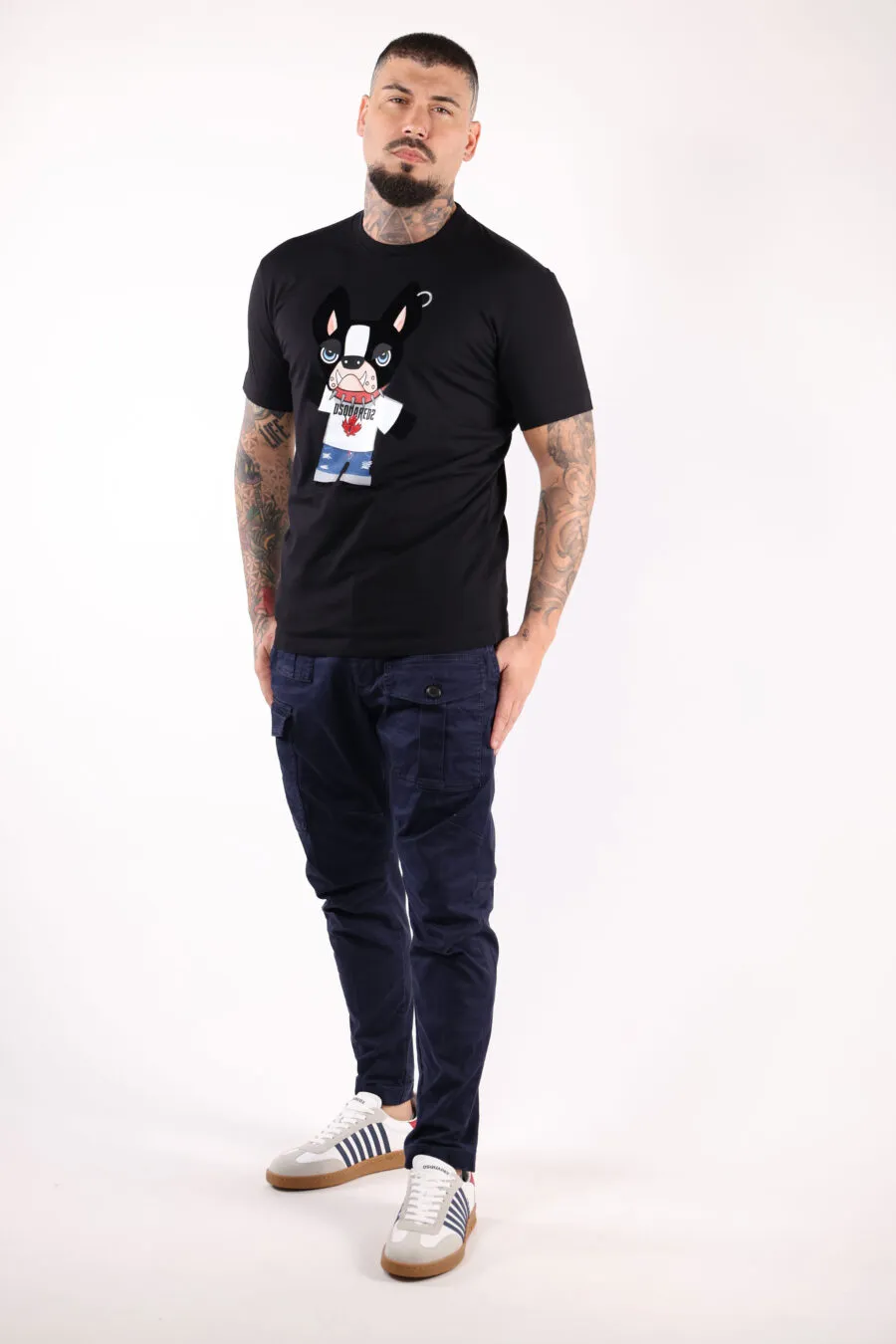 Camiseta negra con maxilogo perro 