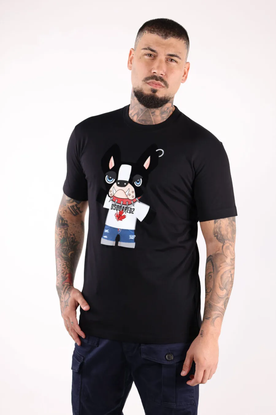 Camiseta negra con maxilogo perro 