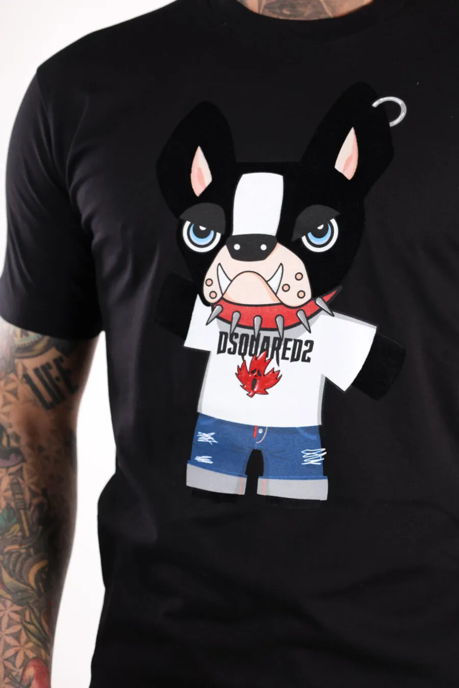 Camiseta negra con maxilogo perro 