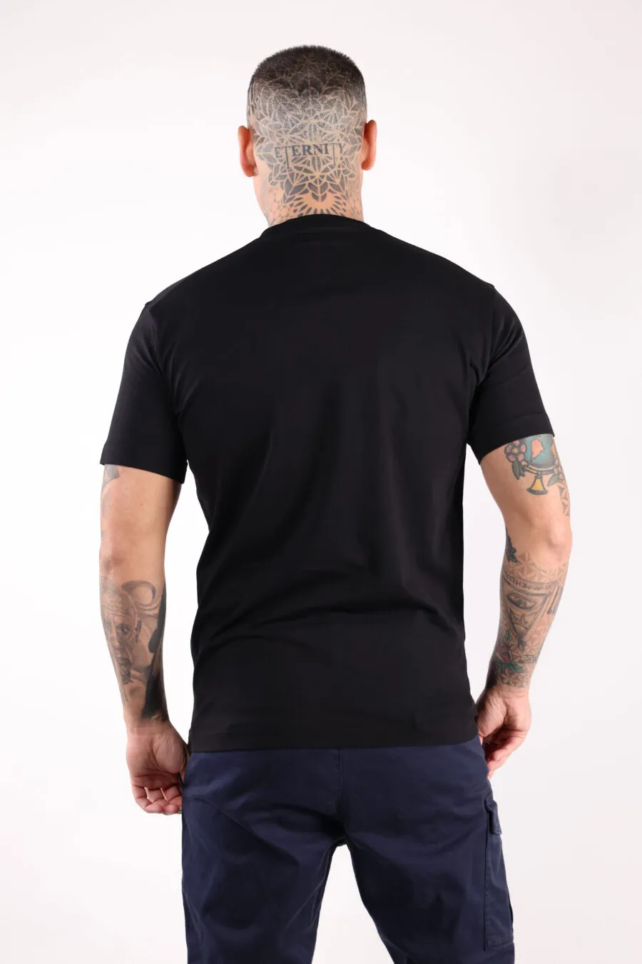 Camiseta negra con maxilogo perro 