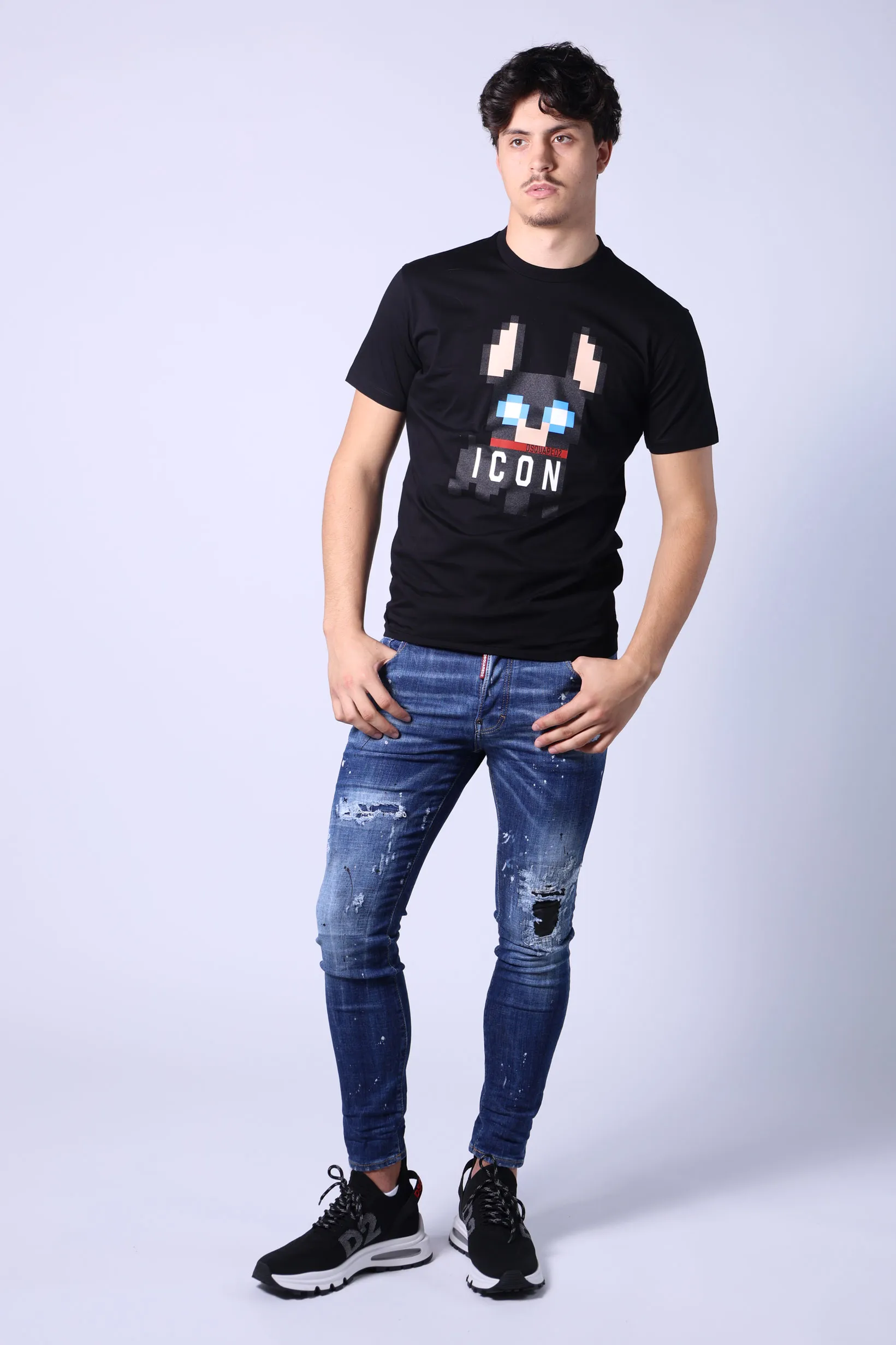 Camiseta negra con maxilogo perro 
