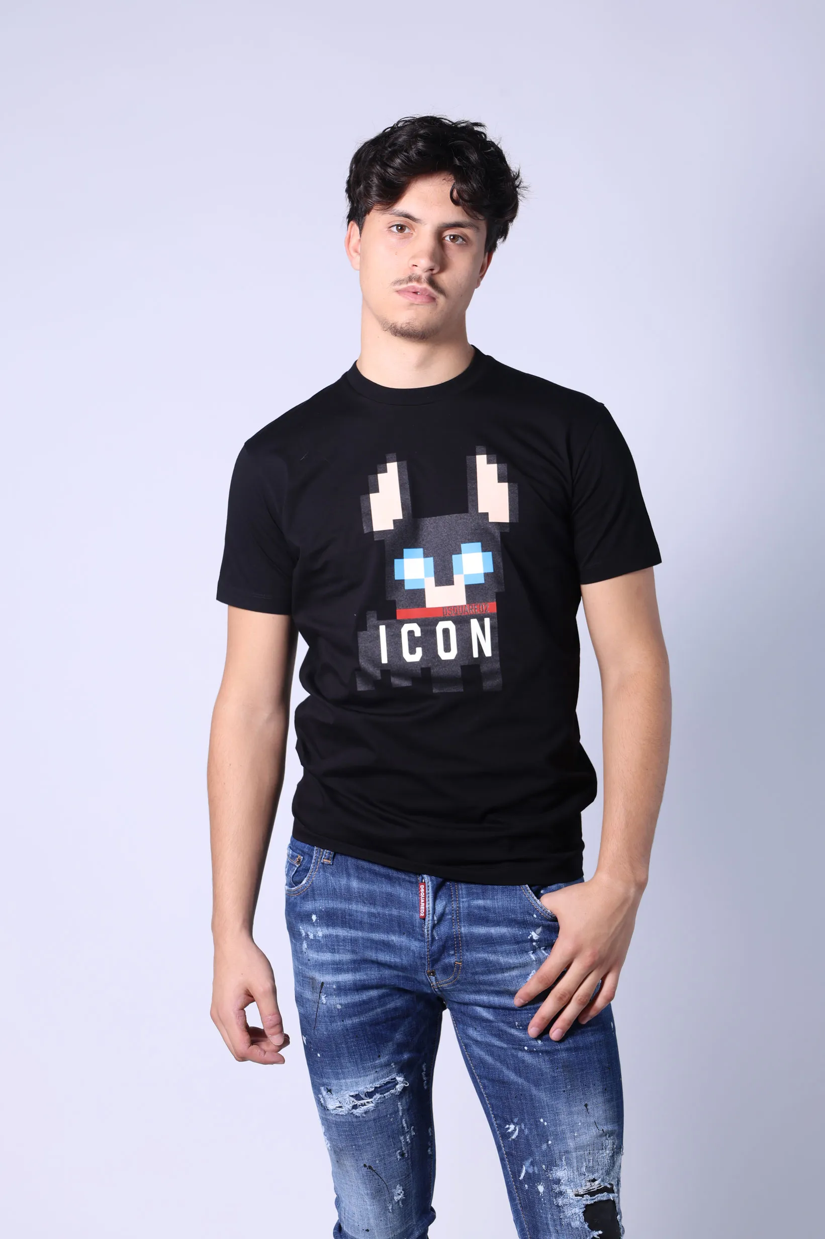 Camiseta negra con maxilogo perro 