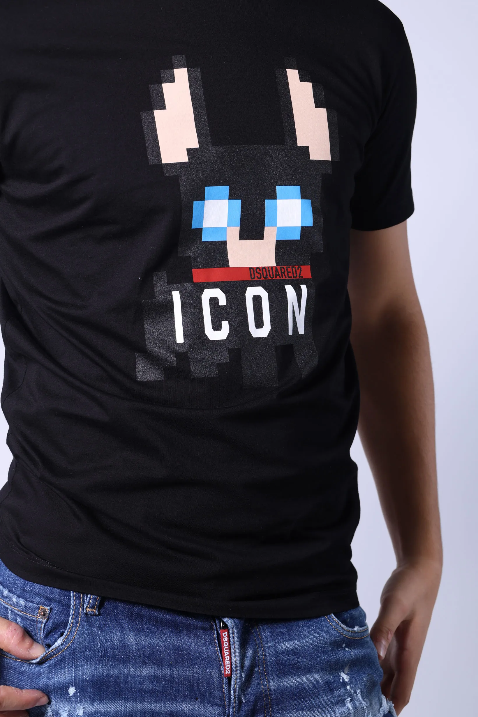 Camiseta negra con maxilogo perro 