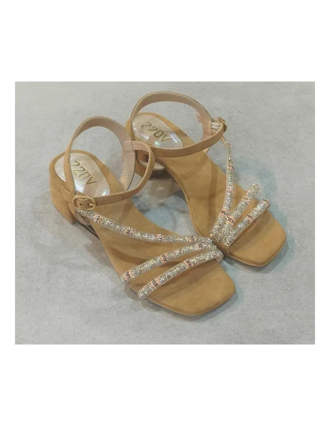 SANDALIA CON TACÓN Y BRILLO CAMEL 220V NASTIA