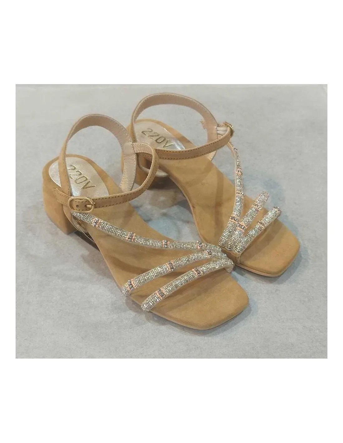 SANDALIA CON TACÓN Y BRILLO CAMEL 220V NASTIA