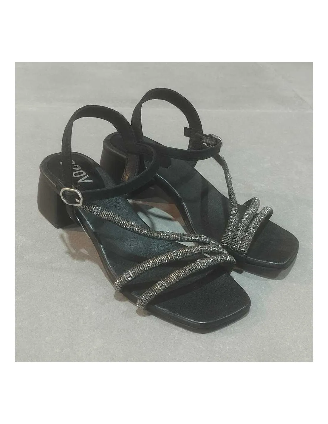 SANDALIA CON TACÓN Y BRILLO NEGRO 220V NASTIA
