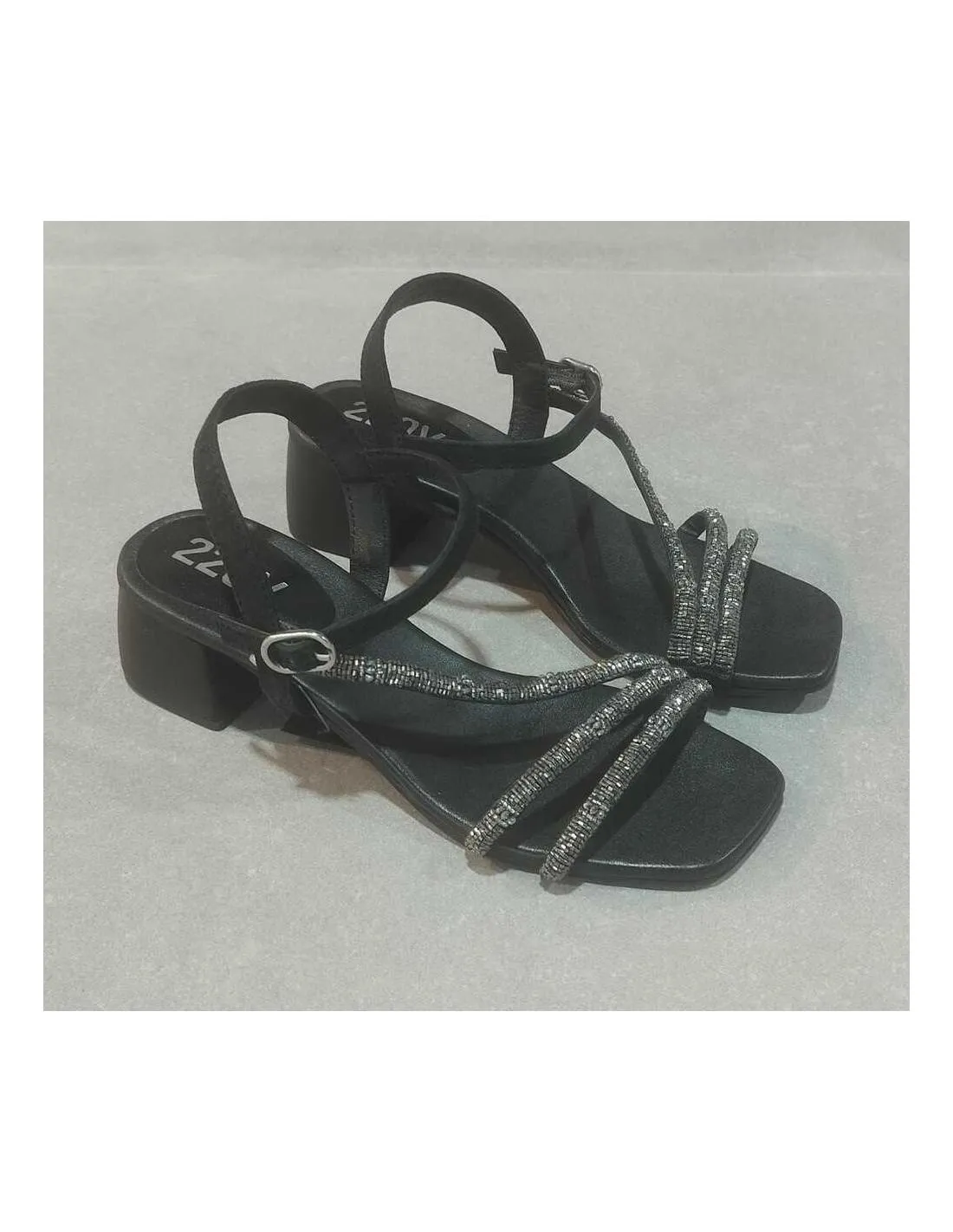SANDALIA CON TACÓN Y BRILLO NEGRO 220V NASTIA