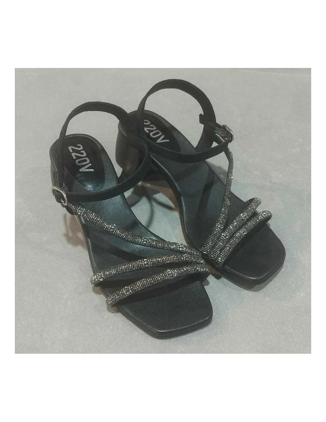 SANDALIA CON TACÓN Y BRILLO NEGRO 220V NASTIA