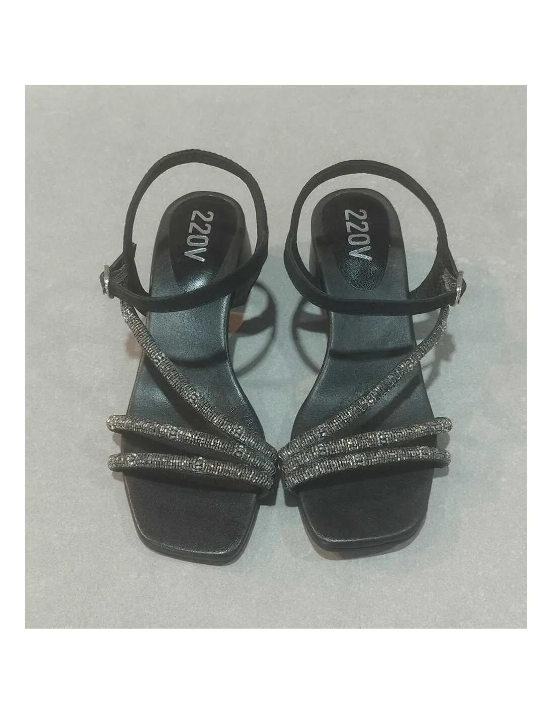 SANDALIA CON TACÓN Y BRILLO NEGRO 220V NASTIA