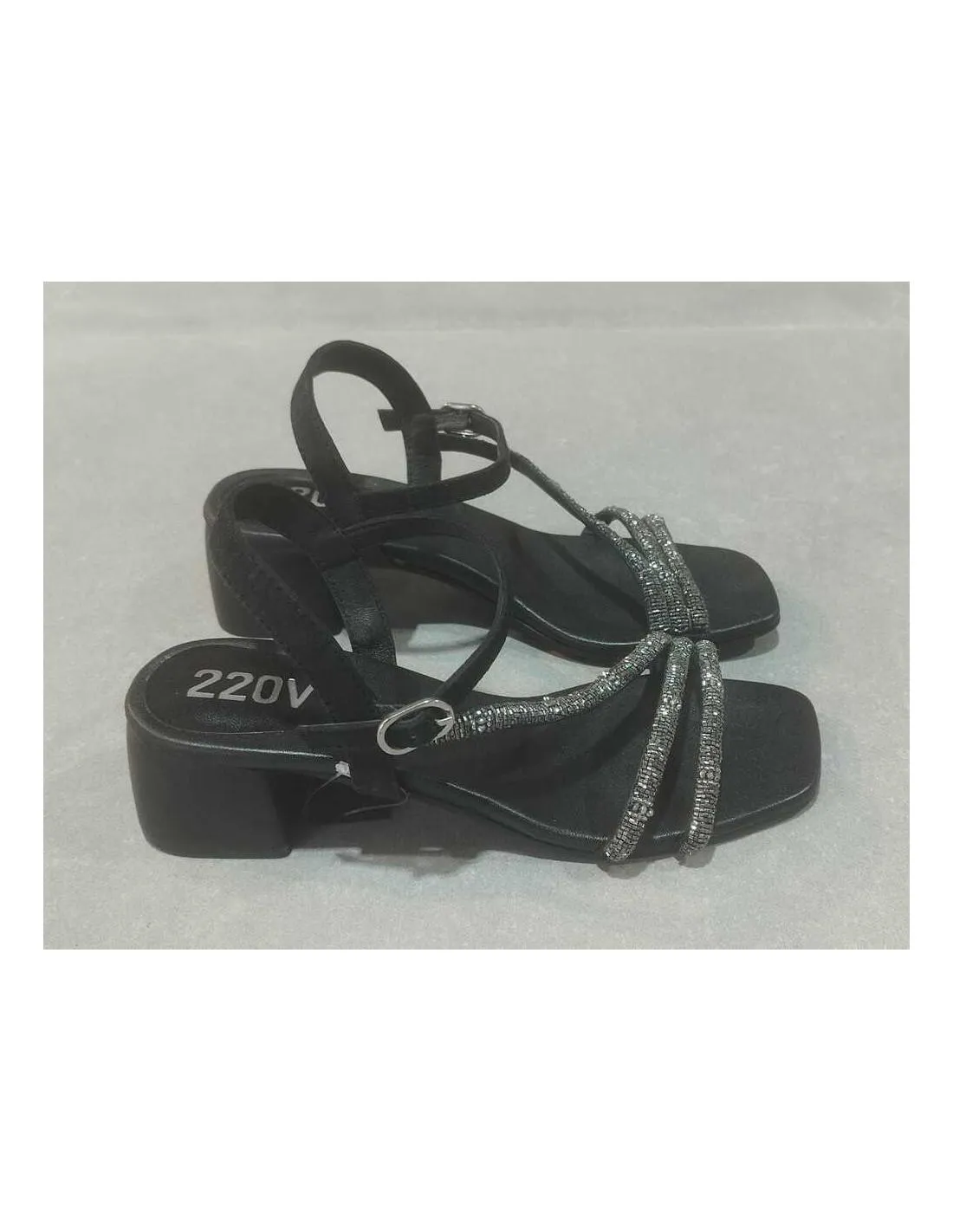 SANDALIA CON TACÓN Y BRILLO NEGRO 220V NASTIA