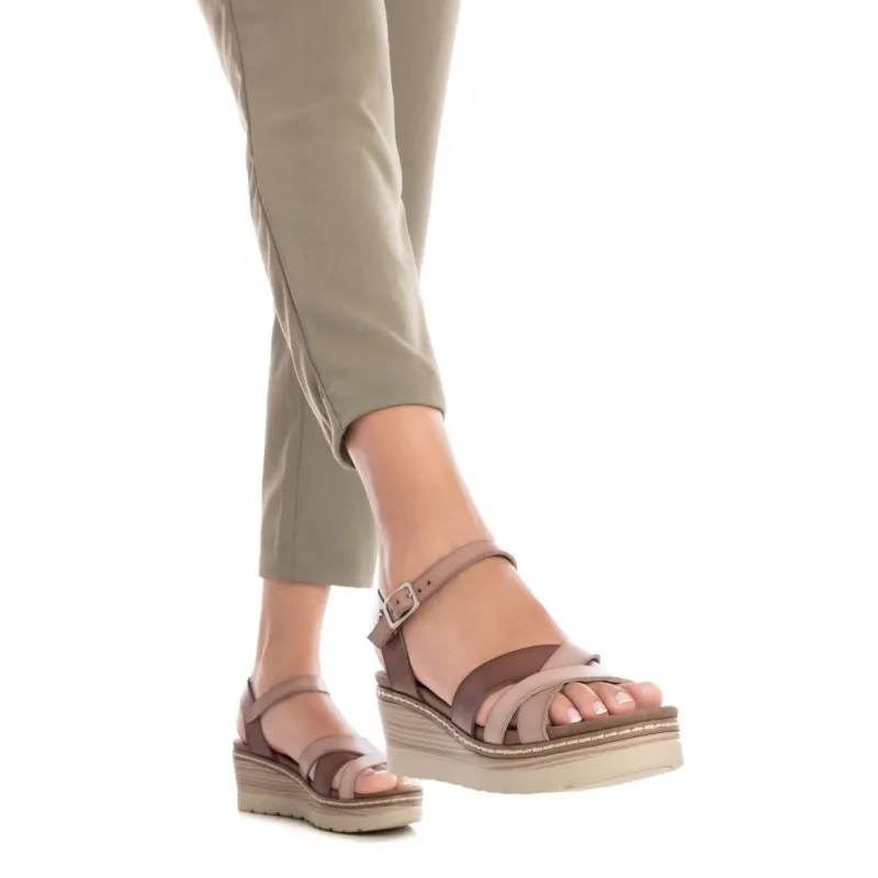 Sandalia de mujer XTI 142849 Taupe