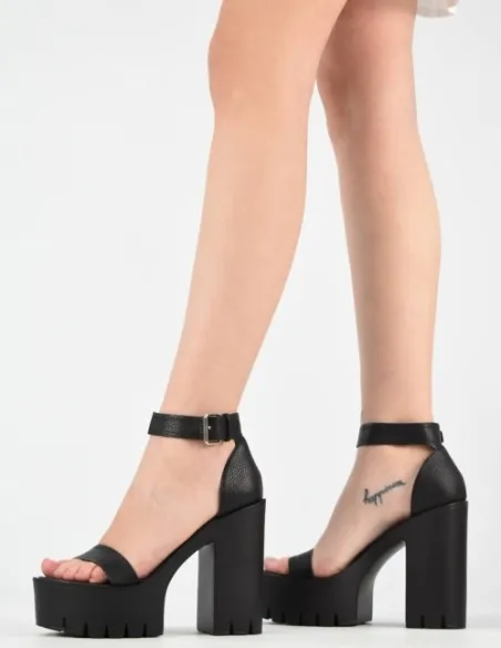 Sandalia negra trendy