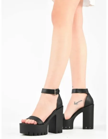 Sandalia negra trendy
