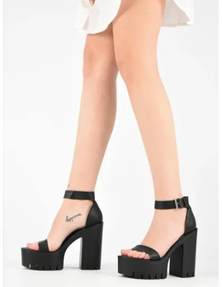 Sandalia negra trendy