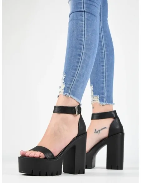 Sandalia negra trendy