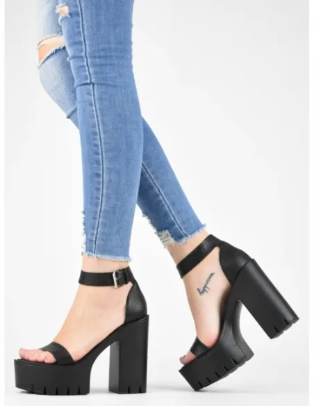 Sandalia negra trendy