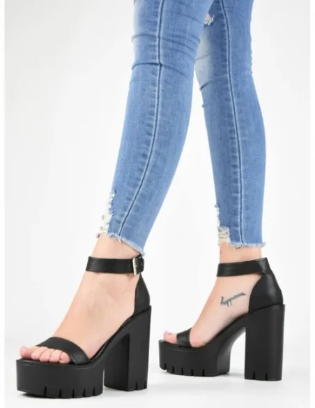 Sandalia negra trendy