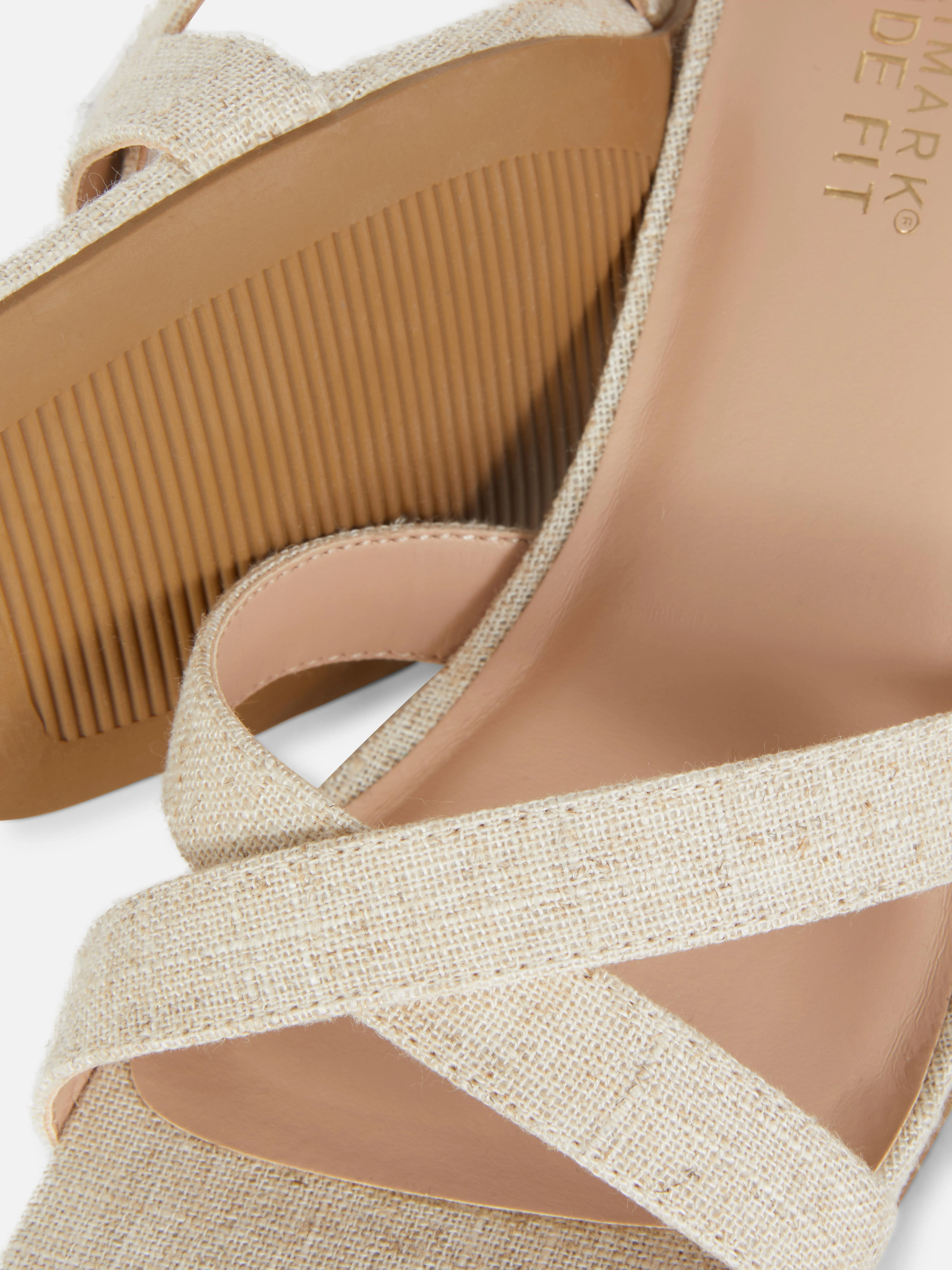 Sandalias de tacón y horma ancha con tira tejida