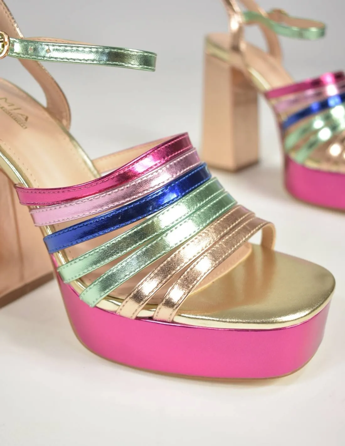 Sandalias doradas multicolor