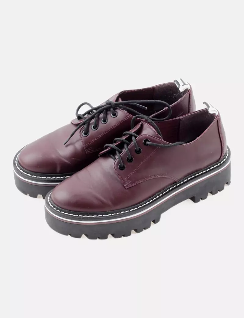 Stradivarius Zapato granate cordones