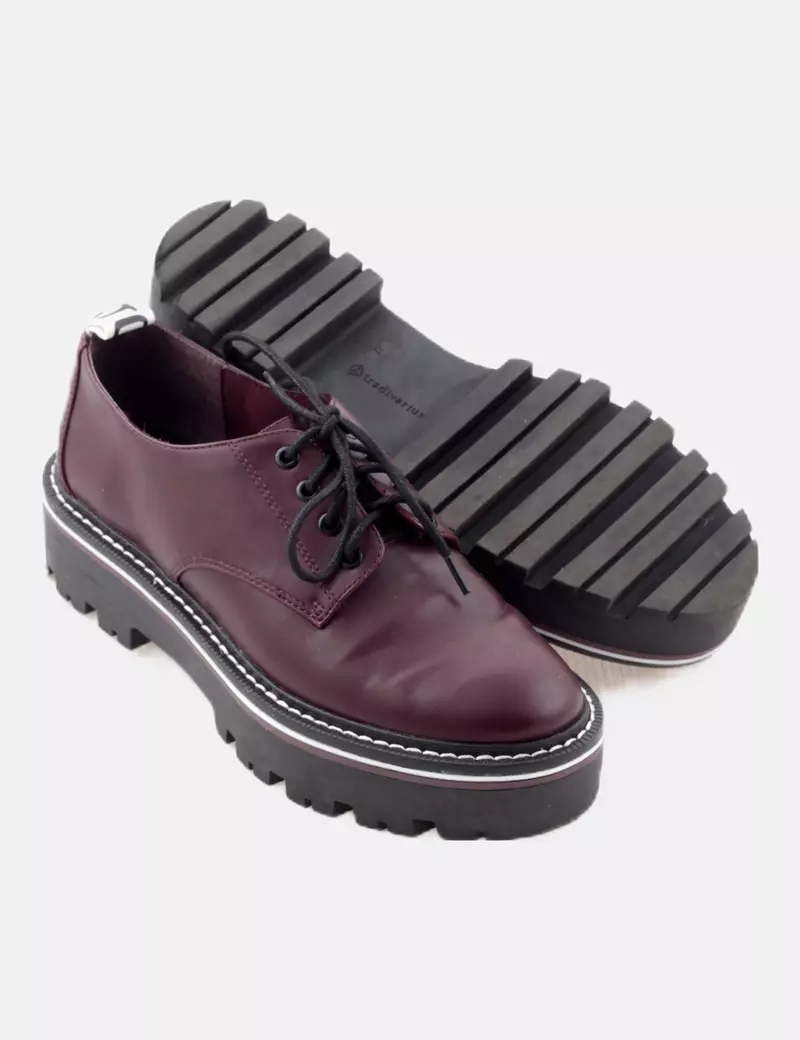 Stradivarius Zapato granate cordones