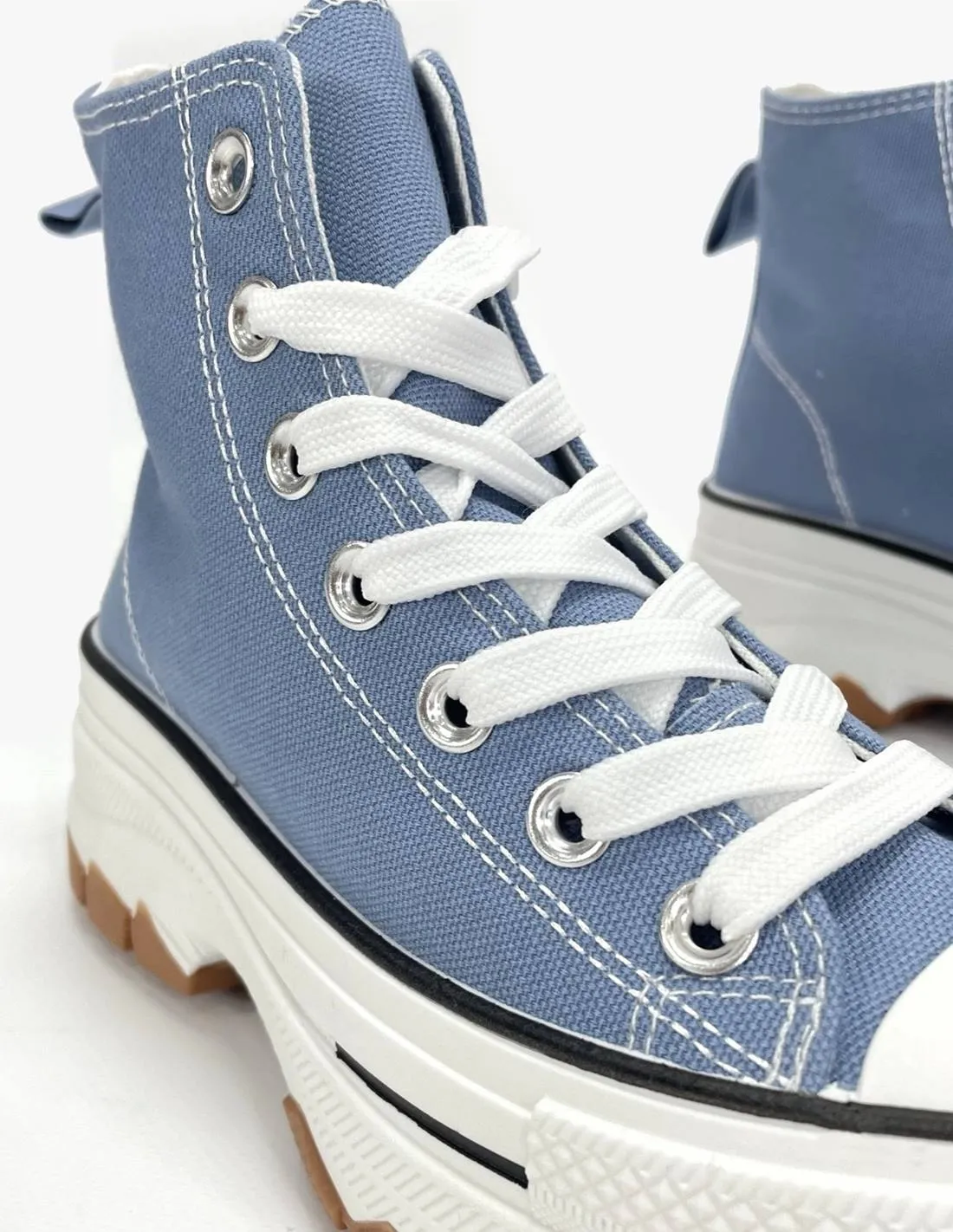 Zapatilla azul denim abotinada