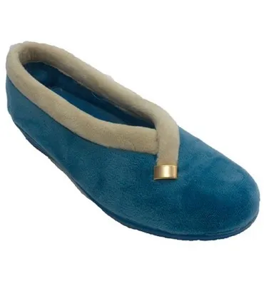 Zapatilla cerrada con borde de otro tono y adorno dorado en el lado Nevada en azul marino