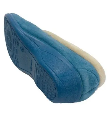 Zapatilla cerrada con borde de otro tono y adorno dorado en el lado Nevada en azul marino