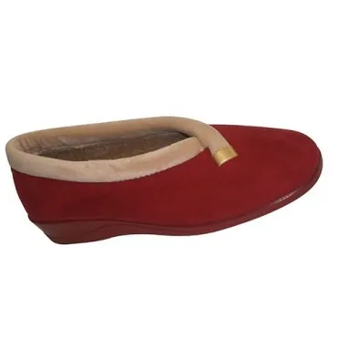 Zapatilla cerrada con borde de otro tono y adorno dorado en el lado Nevada en rojo