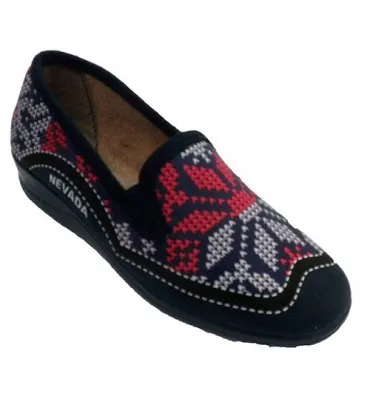 Zapatilla mujer cerrada simulando punto Nevada en azul