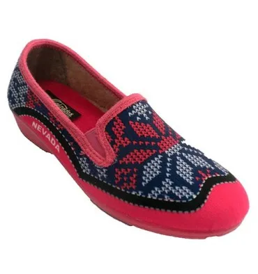 Zapatilla mujer cerrada simulando punto Nevada en fuxia