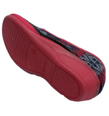 Zapatilla mujer cerrada simulando punto Nevada en fuxia