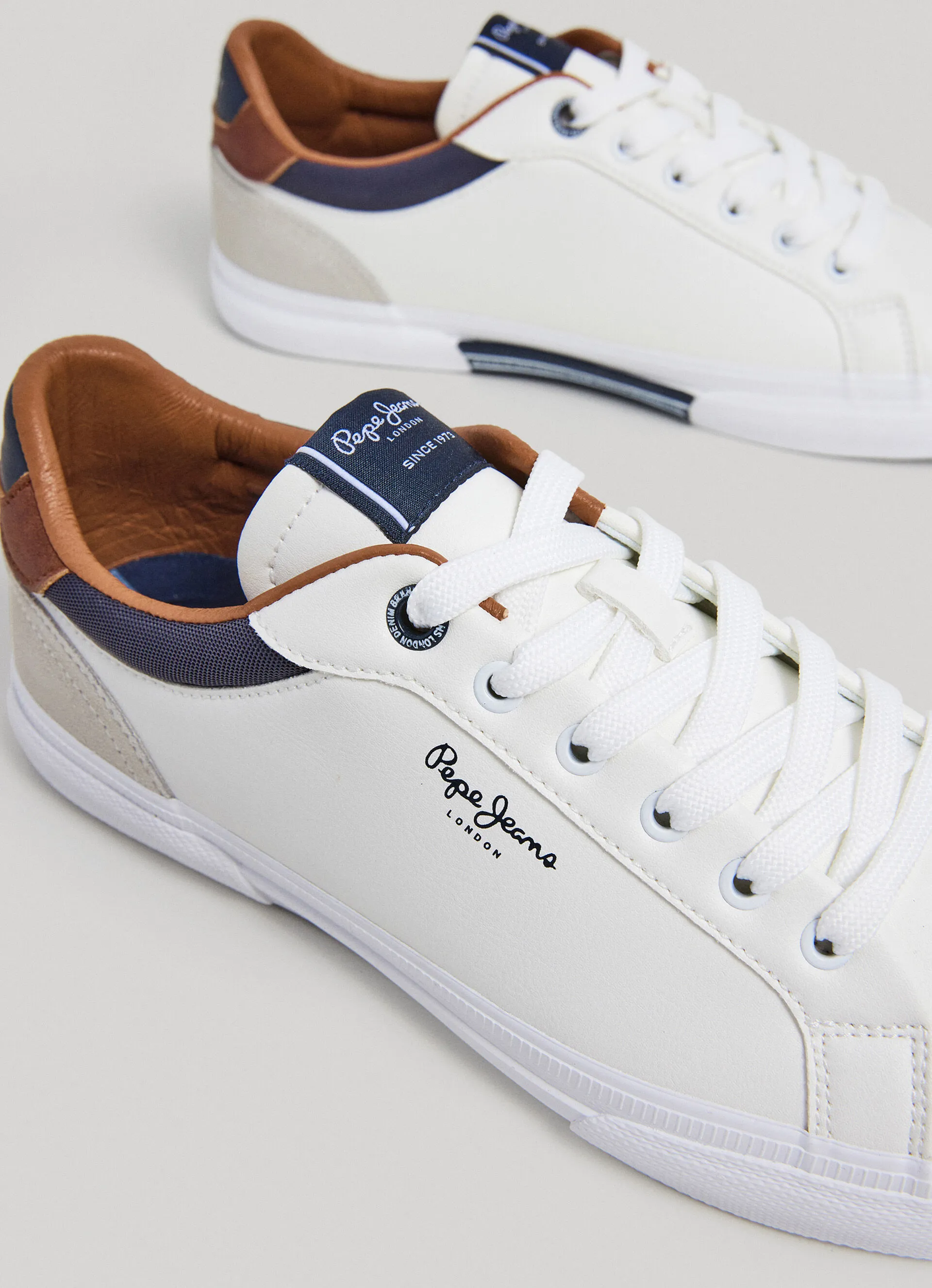 zapatillas clásicas detalles ante