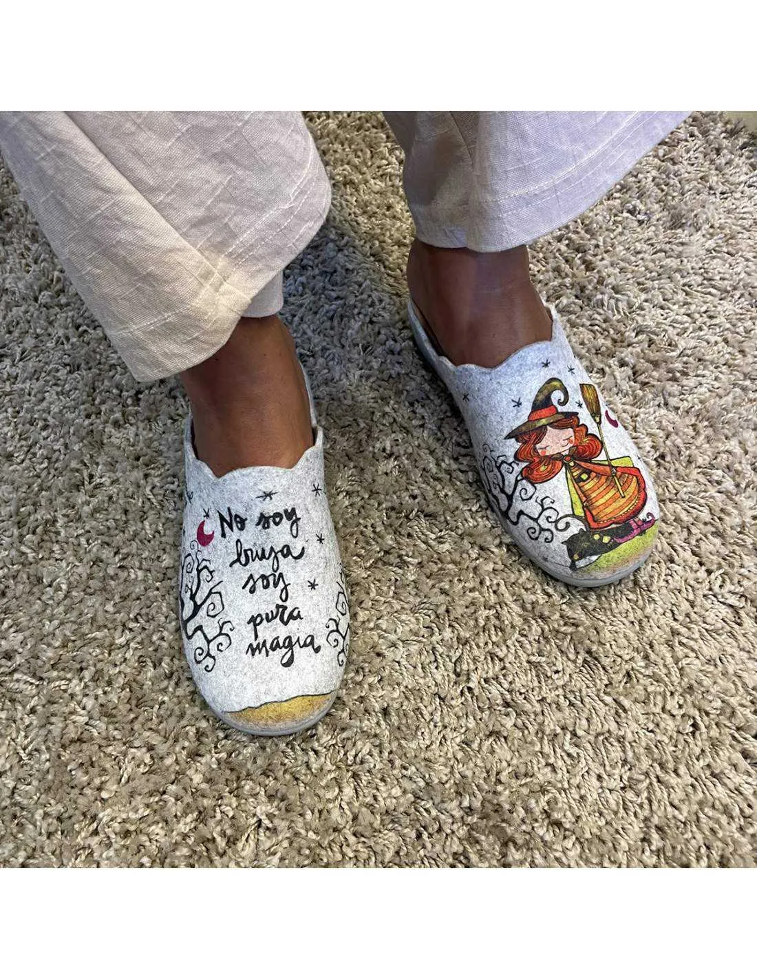 Zapatillas de Casa "No soy bruja, soy pura magia" Fieltro Gris