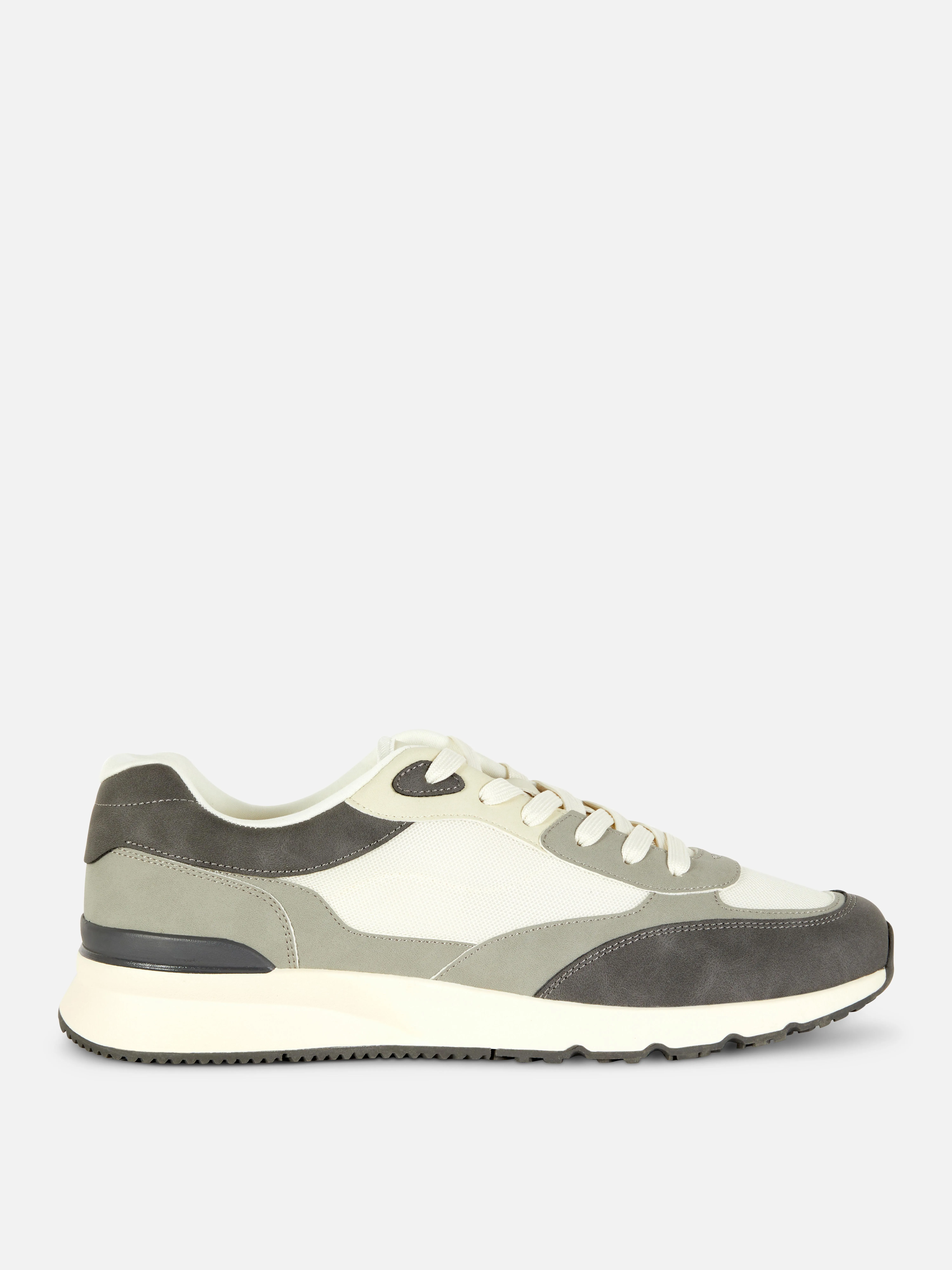 Zapatillas de estilo retro con paneles