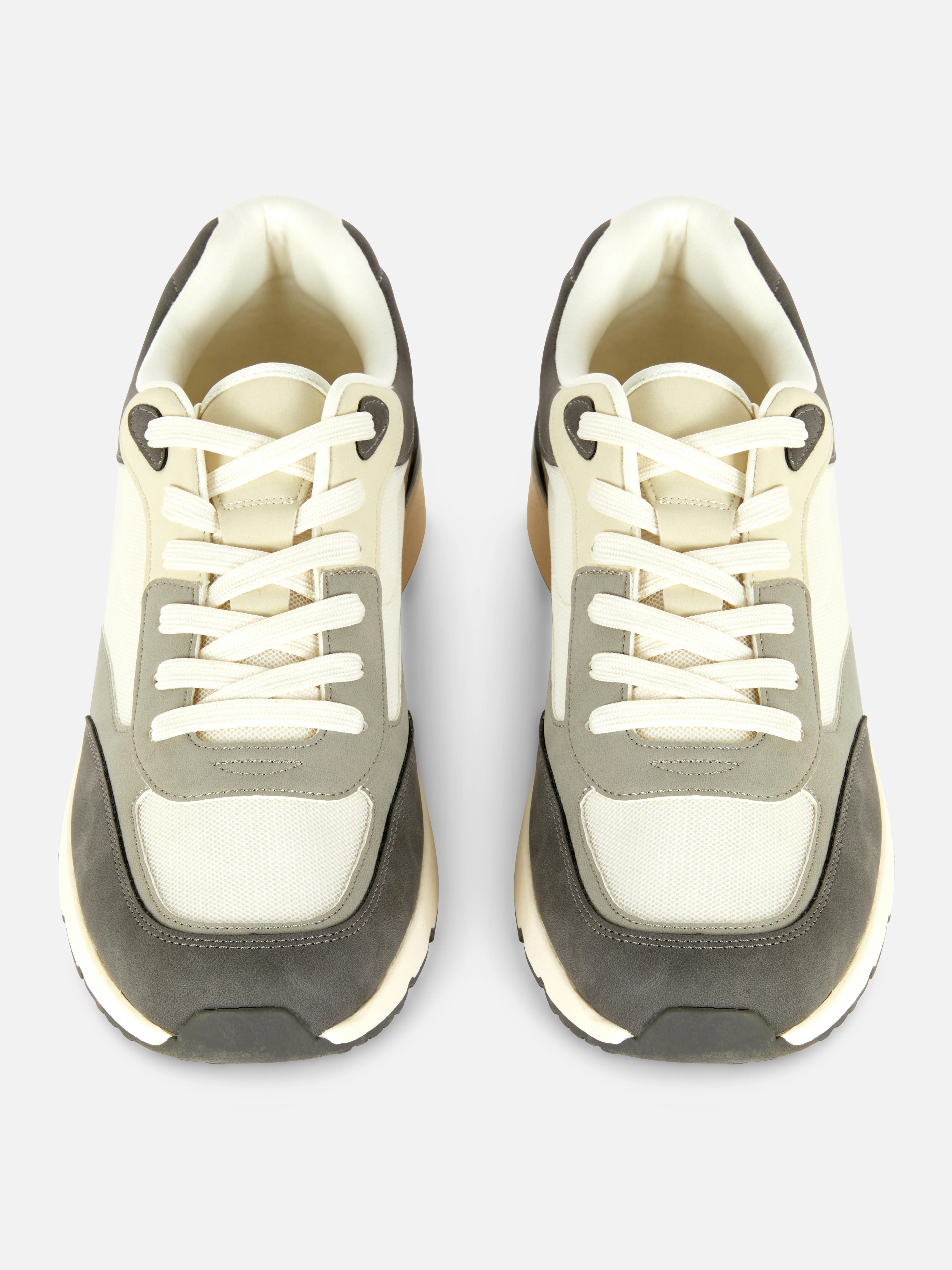 Zapatillas de estilo retro con paneles
