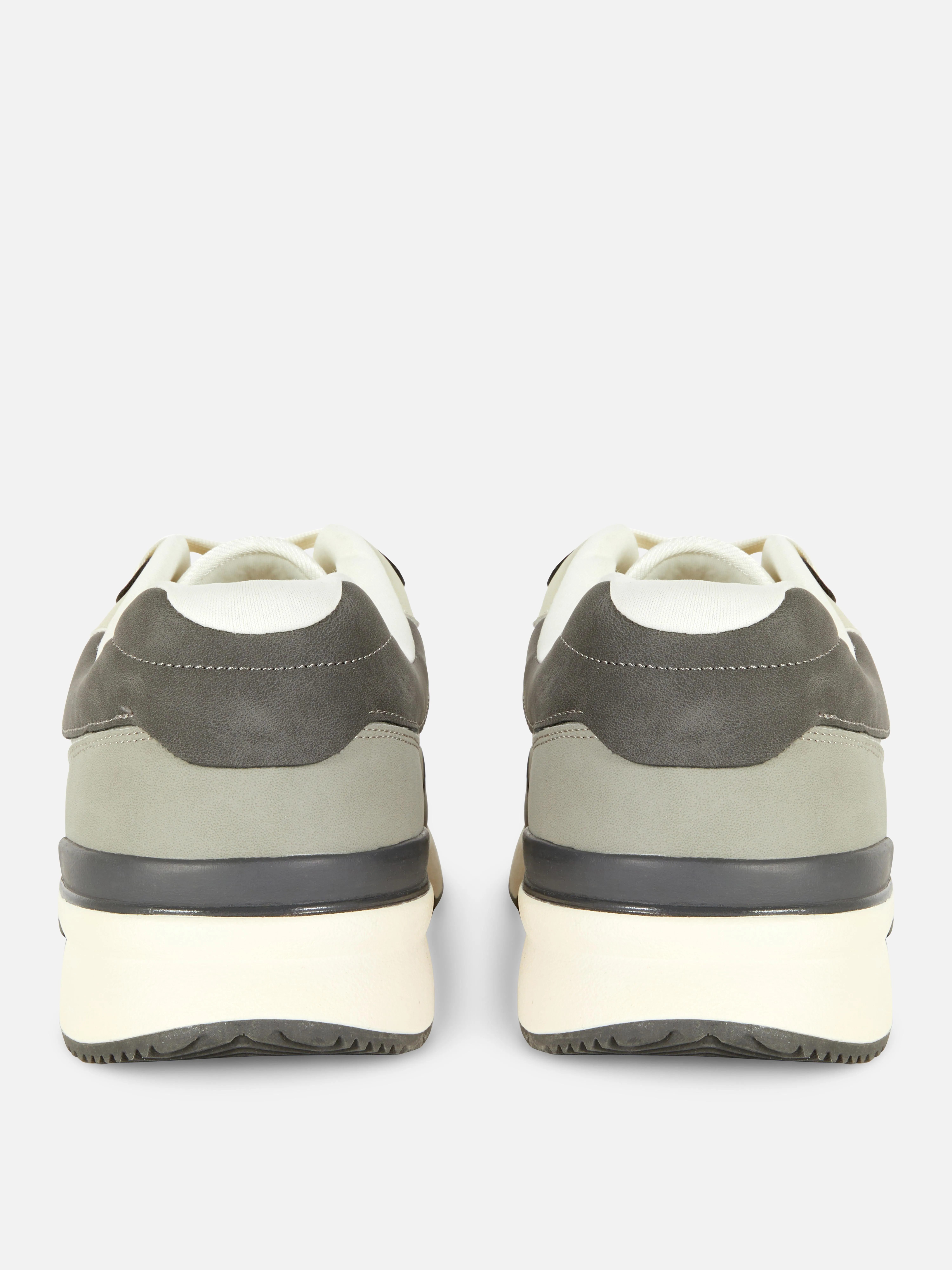Zapatillas de estilo retro con paneles