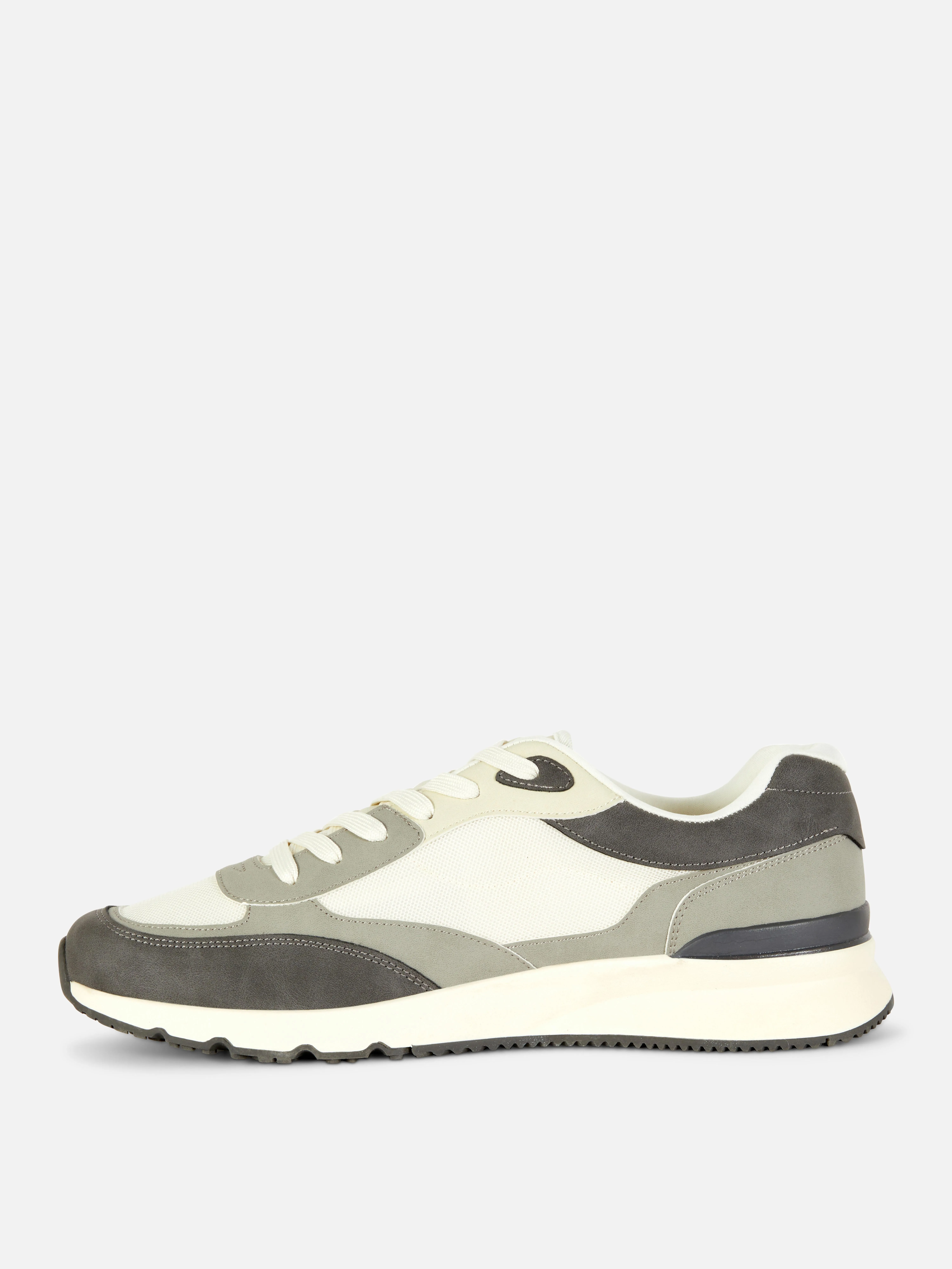 Zapatillas de estilo retro con paneles